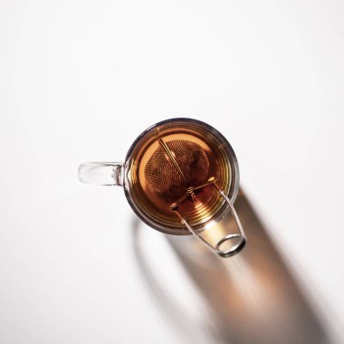 Siyah çay fincanının en üst görüntüsü.