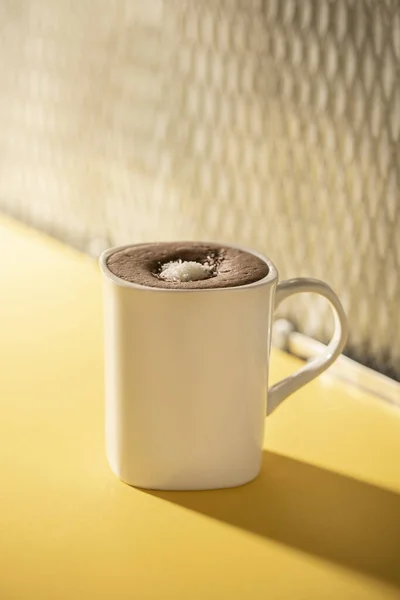 Горячий Шоколадный Напиток Кружке Горячий Шоколад Желтом Фоне — стоковое фото
