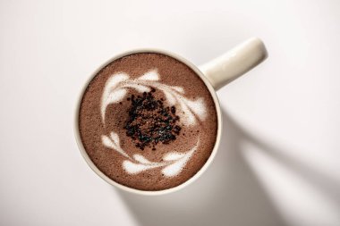 Bir fincan sıcak çikolata ve güzel bir latte sanatı.