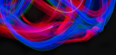 Siyah arkaplanda renkli ışık boyası.