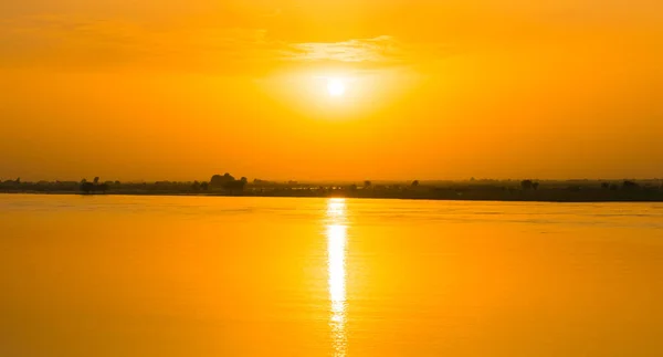 Schöner sonnenuntergang am fluss indus punjab, pakistan. — Stockfoto