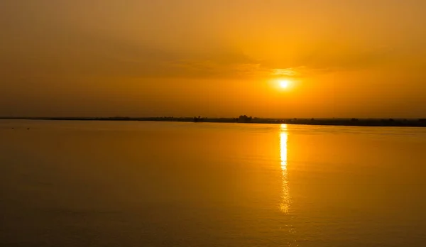 Magnifique coucher de soleil sur la rivière indus punjab, pakistan . — Photo