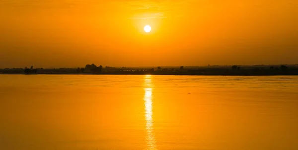 Belo pôr do sol no rio indus punjab, paquistão . — Fotografia de Stock