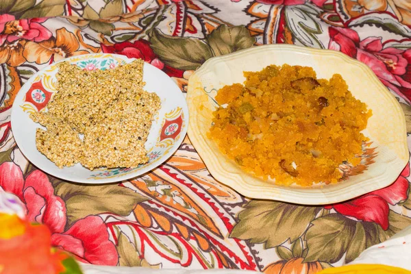 Suji halwa ve susam tohumlu şeker.