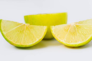 Yeşil limon dilimlerini kapat. 