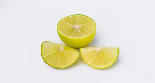 Yeşil limon dilimlerini kapat. 