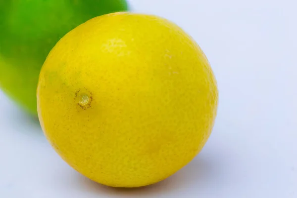 Primer plano de un limón amarillo — Foto de Stock