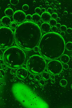 Suda yeşil yağ kabarcıkları