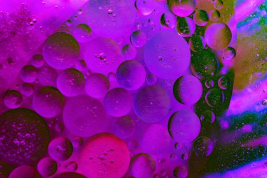 Suyun içinde renkli yağ kabarcıkları.