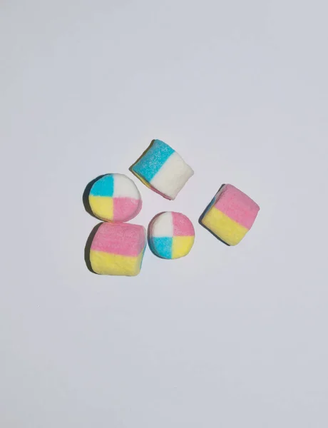 Renkli Silindir Şekilli Tatlı Şekerler Beyaz Arkaplanda Izole Edilmiş — Stok fotoğraf