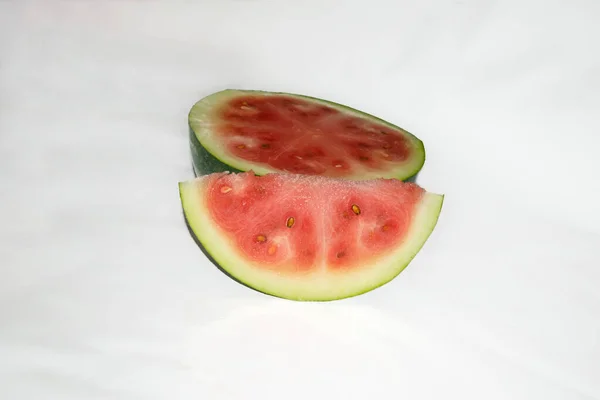 Zavřít Polovinu Řezu Sladkovodní Meloun Ovoce Bílém Pozadí Čerstvý Plátek — Stock fotografie