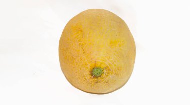 Beyaz arka planda izole edilmiş olgun taze kavun meyvesinin kapağı. Sarı kavun seçici odak noktası..