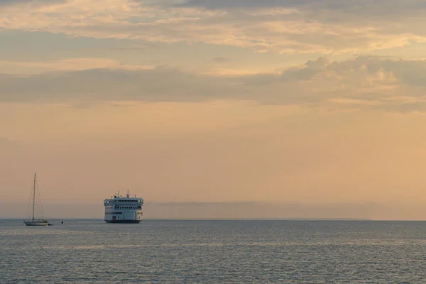 Misty Morning Als Martha Vineyard Ferry Aankomt Vineyard Haven — Stockfoto