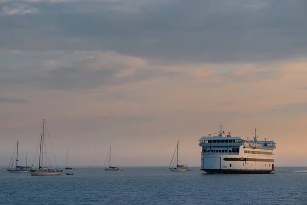Misty Morning Martha Vineyard Ferry Arrives Vineyard Haven — стоковое фото