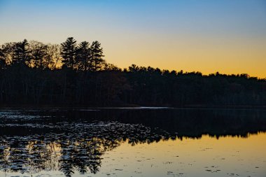 New England Gölü 'nün üzerinde Altın Gün Batımı