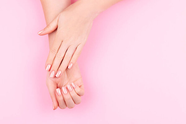 Mujer hermosa Manos sobre fondo rosado. Concepto de spa y manicura. Manos femeninas con manicura rosa. Concepto de cuidado de la piel suave. uñas de belleza — Foto de Stock