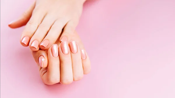 Mujer hermosa Manos sobre fondo rosado. Concepto de spa y manicura. Manos femeninas con manicura rosa. Concepto de cuidado de la piel suave. uñas de belleza — Foto de Stock