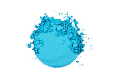 Bir göz makyajını kapat. Göz gölgesi beyazının izole edilmiş arka plan mavisi..