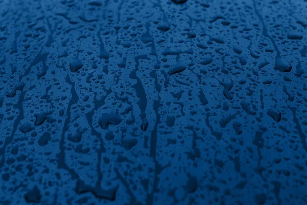 Waterblauwe druppels op glas.. herfst en winter koud. — Stockfoto