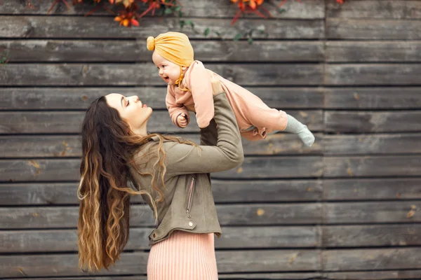 Retrato de feliz madre cariñosa y su bebé al aire libre. —  Fotos de Stock