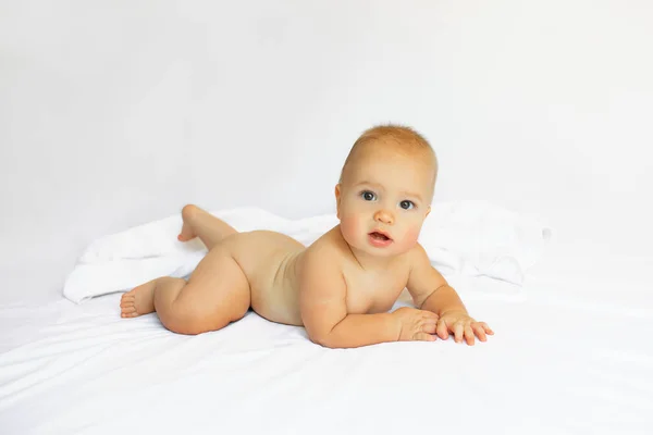 Bebê em fundo branco. Adorável menino de dois meses deitado no mau. Conceito foto paternidade e maternidade — Fotografia de Stock