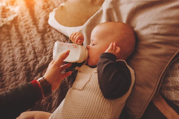 La madre nutre il suo bambino con una bottiglia, l'alimentazione artificiale, la gravidanza e il concetto di maternità. . — Foto Stock