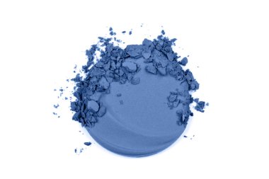 Bir göz makyajını kapat. Göz gölgesi beyazının izole edilmiş arka plan mavisi..