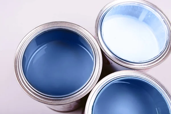 Szczotki malarskie umieszczone na puszce wypełnionej niebieską farbą. Klasyczny niebieski kolor roku 2020. — Zdjęcie stockowe