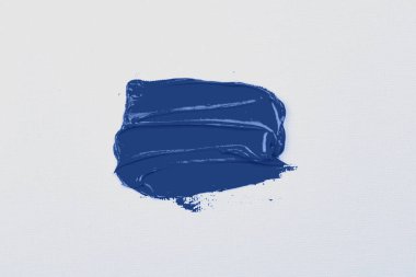 Boya fırçasının mavi vuruşu beyaza izole edilmiş..