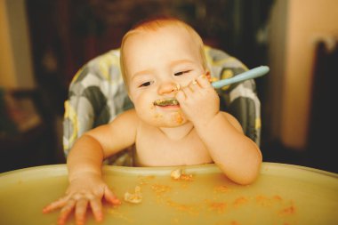 Güzel sarışın çocuk lapa yer ve güler..