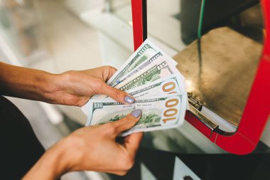 Kız para değişimi için dolar değiştiriyor. Döviz kuru..