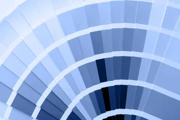 Guía de paleta de colores sobre fondo blanco, Enfoque exclusivamente en el teclado. Colores para pintar. Clásico color azul del año 2020 . — Foto de Stock