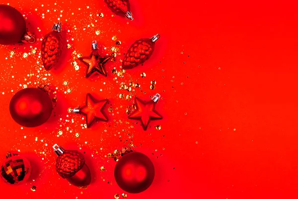 Czerwone i złote ozdoby świąteczne, ramka z przestrzenią do kopiowania, czerwone tło — Zdjęcie stockowe