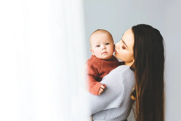 Mère heureuse tenant jusqu'à son bébé fille . — Photo