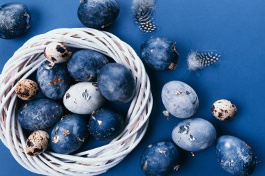 Mavi arka plandaki yuvalarında bir grup açık mavi yumurta. Mutlu Paskalya dekorasyonları