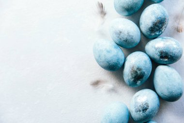 Beyaz arka planda izole edilmiş toplu mavi paskalya yumurtaları. Boyalı Paskalya yumurtaları. Pastel renkte kompozisyonlar. Paskalya kutsaması. Düz yerde, üst tarafta. Boşluğu kopyala.