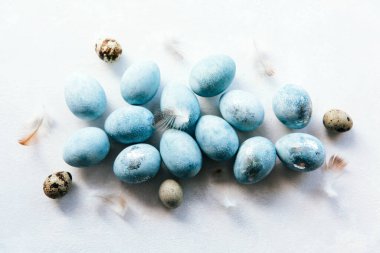 Beyaz arka planda izole edilmiş toplu mavi paskalya yumurtaları. Boyalı Paskalya yumurtaları. Pastel renkte kompozisyonlar. Paskalya kutsaması. Düz yerde, üst tarafta. Boşluğu kopyala.
