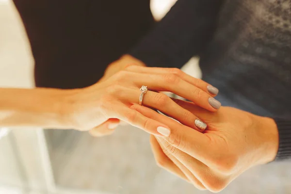 Foto de homem e mulher com anel de casamento, os recém-casados escolhem e compram um anel de casamento em uma loja de jóias . — Fotografia de Stock