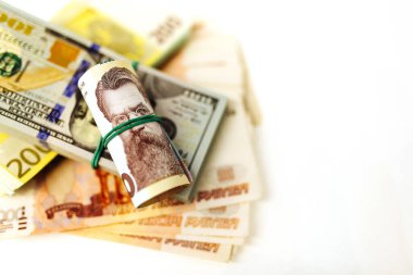 Masada farklı ülkelerden gelen bir paket para var. Dolar, avro, hryvnias, Rus rublesi, döviz kuru.