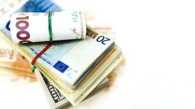 Masada farklı ülkelerden gelen bir paket para var. Dolar, avro, hryvnias, Rus rublesi, döviz kuru.