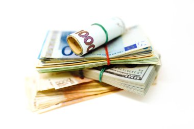 Masada farklı ülkelerden gelen bir paket para var. Dolar, avro, hryvnias, Rus rublesi, döviz kuru.