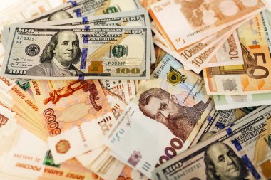 Masada farklı ülkelerden gelen bir paket para var. Dolar, avro, hryvnias, Rus rublesi, döviz kuru.