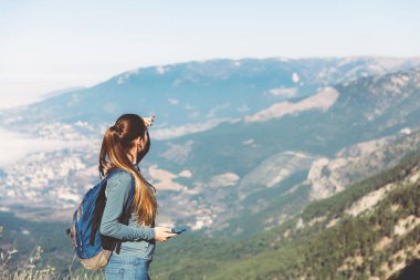 Genç güzel kız sonbaharda ya da sonbaharda dağlarda tek başına seyahat eder..