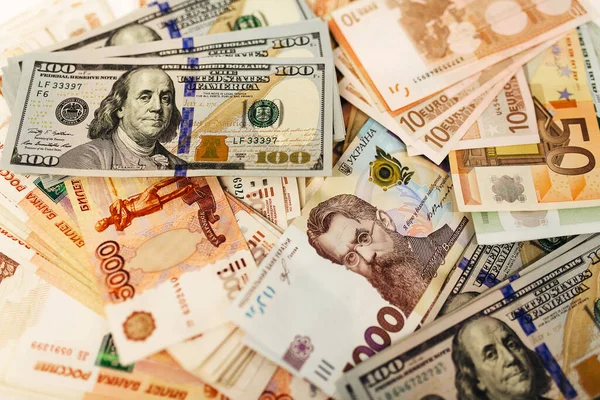 Masada farklı ülkelerden gelen bir paket para var. Dolar, avro, hryvnias, Rus rublesi, döviz kuru.