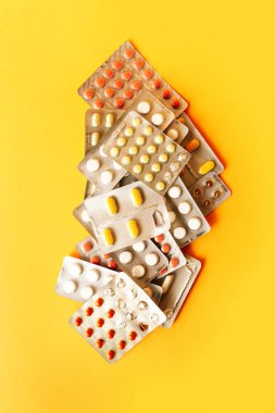 Bir sürü renkli ilaç ve yukarıdan gelen haplar. hap arkaplanı