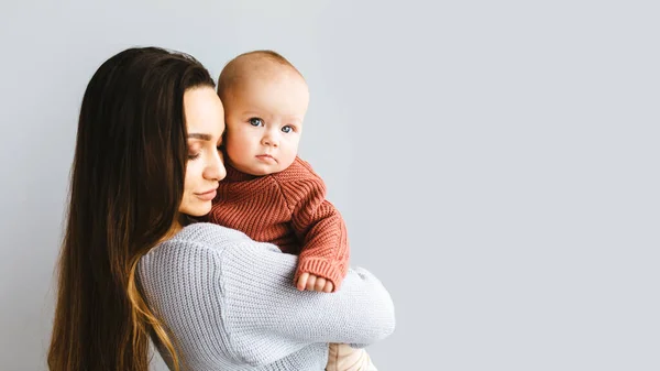 Una madre felice che regge la sua bambina. Giovane bella madre tiene il suo bambino e coccole, concetto di maternità . — Foto Stock