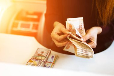 Para banknotları sayan bir kadın. Para, bankacılık, para ve döviz kurlarının resmi.