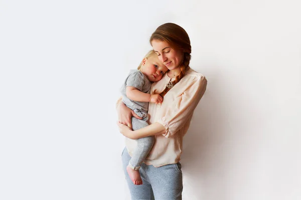 Bonita jovem mãe segurando em seus braços. .. conteúdo da maternidade. criança 1 ano de idade menino ou menina — Fotografia de Stock