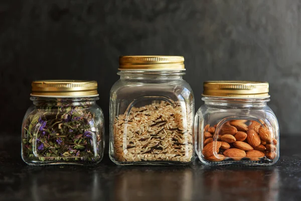 Набор еды. Сырые зерновые, макаронные изделия, крупы, органические бобовые и полезные семена в стеклянных банках . — стоковое фото