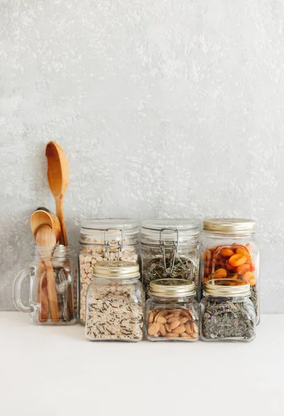 Conjunto de comida. Cereales crudos, pasta, grañones, legumbres orgánicas y semillas útiles en frascos de vidrio . — Foto de Stock